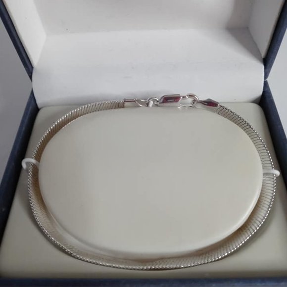 Silver Plated Bracelet New in Case - Picture 1 of 4